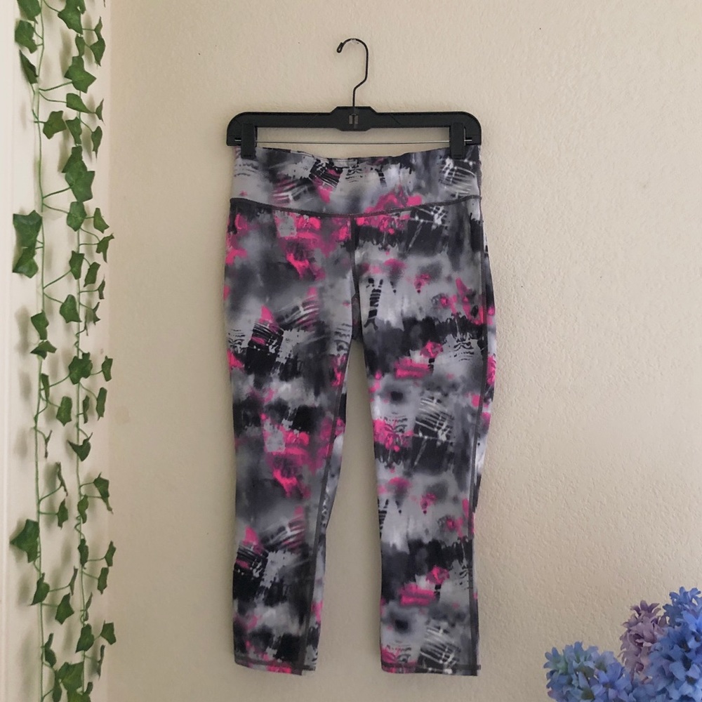 Ideology Watercolored-Pattern Workout Capri-Leggings